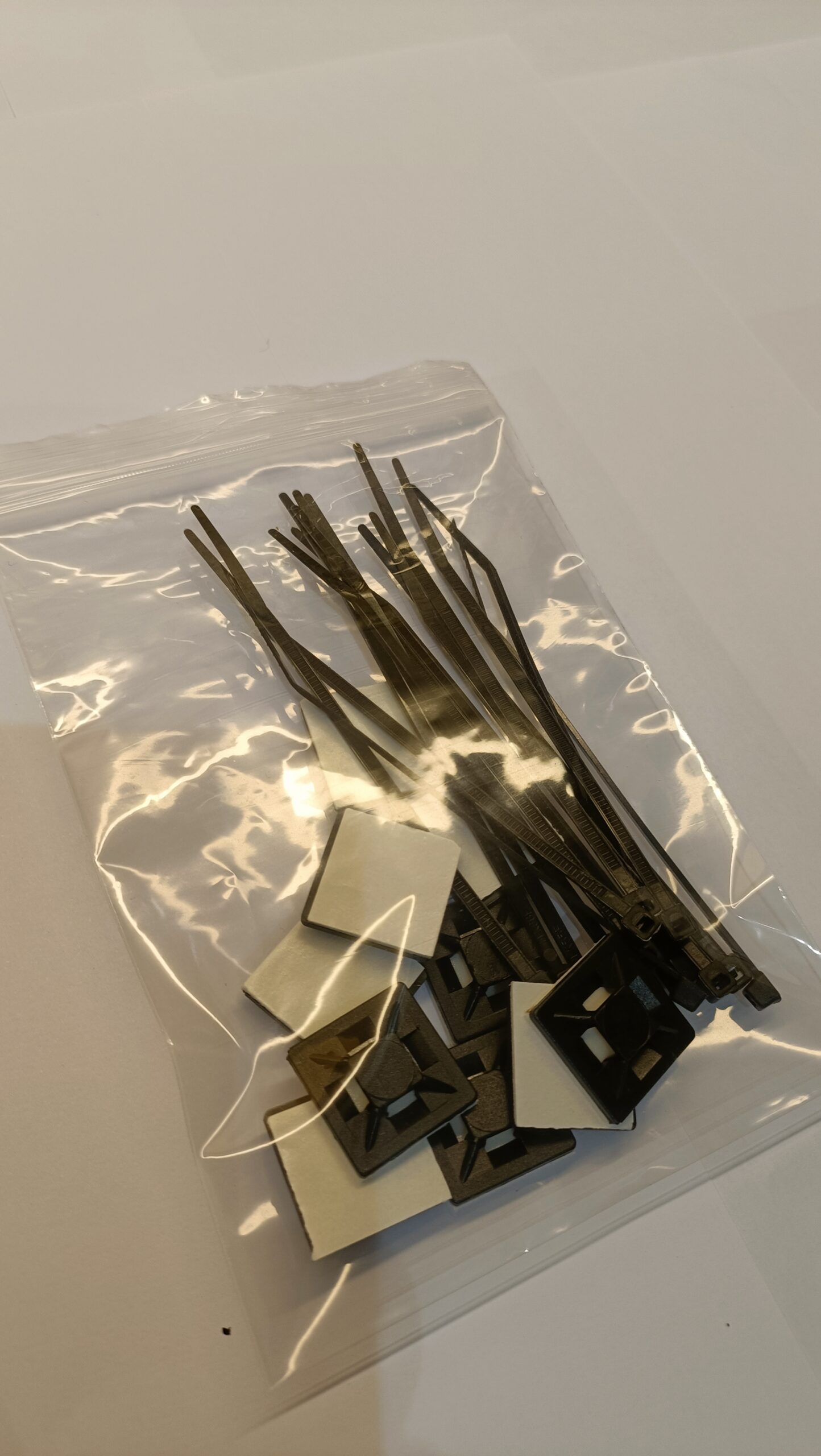Cable ties with bases - Image 3